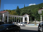 Одно из самых фотографируемых мест Старой Гагры — колоннада, окружающая фонтан с голубем мира. Отдых в Абхазии в бархатный сезон