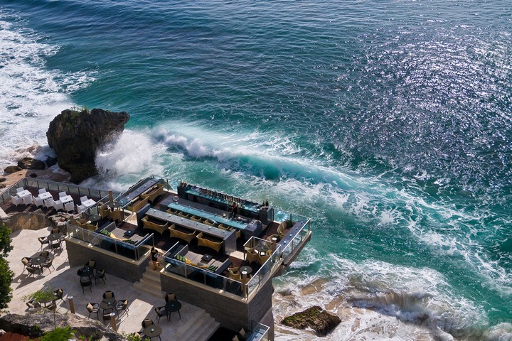 Имеющий огромное множество наград, в том числе за восхитительный вид The Rock Bar. Отель Ayana Resort and Spa Bali, Джимбаран, о. Бали, Индонезия