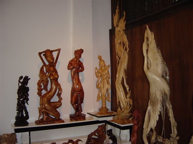 Турист в поездке по Бали имеет возможность приобрести изделия из дерева. Красного, чёрного и из сандала.