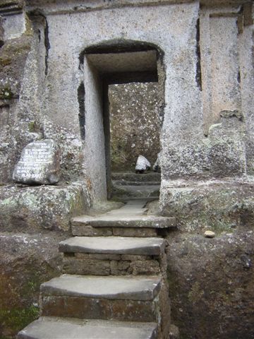 Экскурсия. Посещение храма 8 века. Вход в храм в обуви запрещён. Каменные ступени стёрты босыми ногами миллионов паломников.