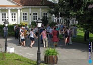 Гости разучивают средневековый танец. Автобусный тур в Беларусь