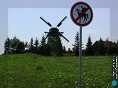 Перед подъездом к мельнице установлен любопытный запрещающий знак. Автобусный тур в Беларусь