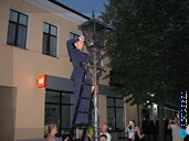 У Бреста в последнее время появилась очень милая и красивая традиция. Как только стемнеет, на Советской улице появляется фонарщик с лестницей и зажигает газовые фонари. Автобусный тур в Беларусь