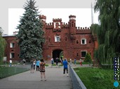 Холмские ворота, изрешеченные выстрелами — один из самых узнаваемых видов Брестской крепости. Автобусный тур в Беларусь