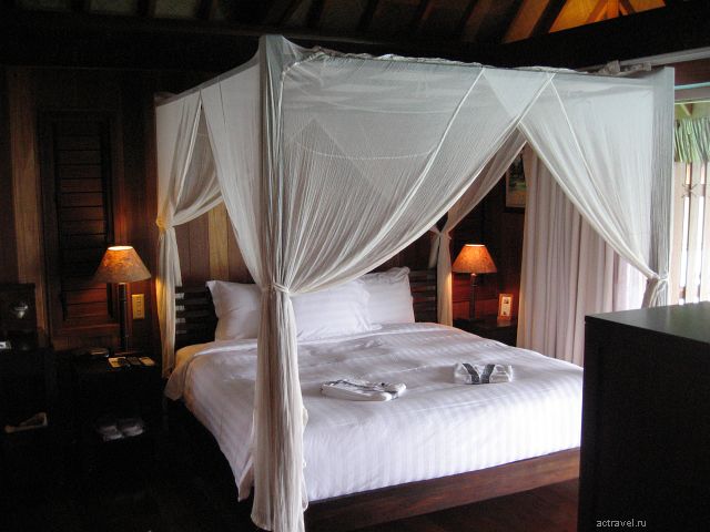 Отель Bora Bora Nui Resort & Spa: кровать. Навес над кроватью - только элемент стиля, москитов нет.