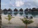 Отель Bora Bora Nui Resort & Spa: вид с пляжа на бунгало
