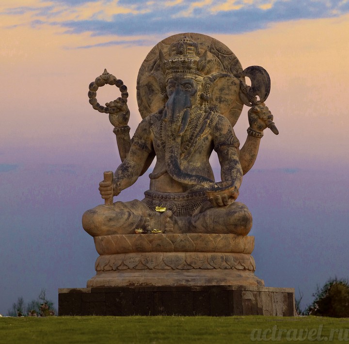 Статуя бога мудрости и благополучия Ганеши, отель Булгари, остров Бали