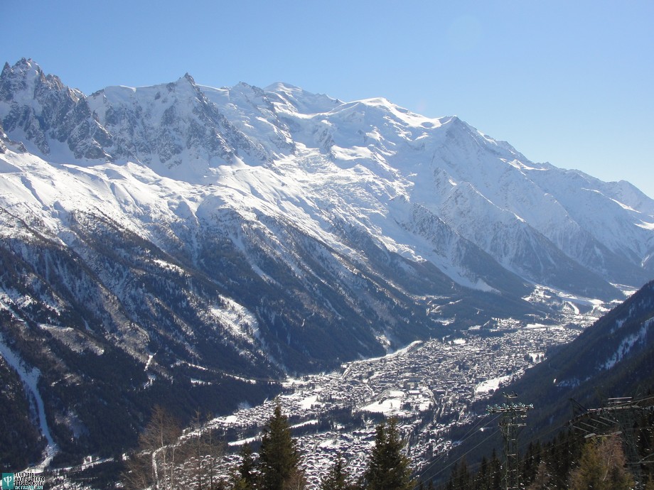 В долине у подножья Монблана лежит город Шамони — крупнейший и старейший горнолыжный курорт Франции. Поездка в Chamonix Mont-Blanc