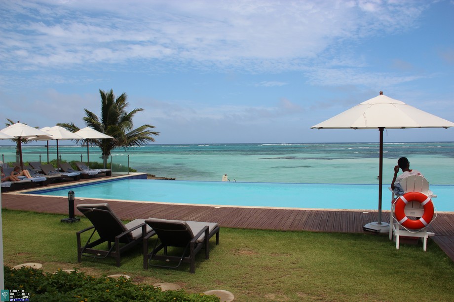 Infinity-бассейн с водой, уходящей за горизонт и «сливающейся» с океаном.  Городок Club Med Punta Cana