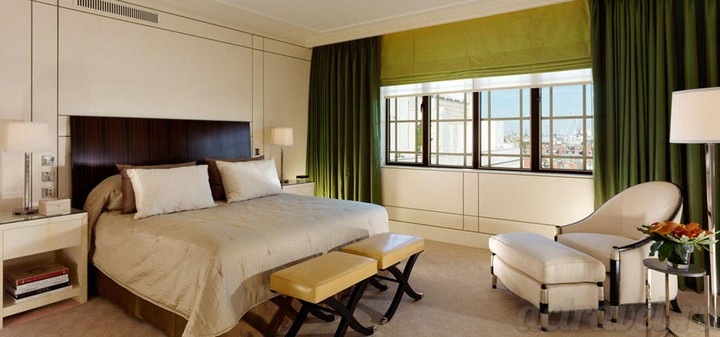 Отель The Dorchester, Лондон. Спальня номера Harlequin suite