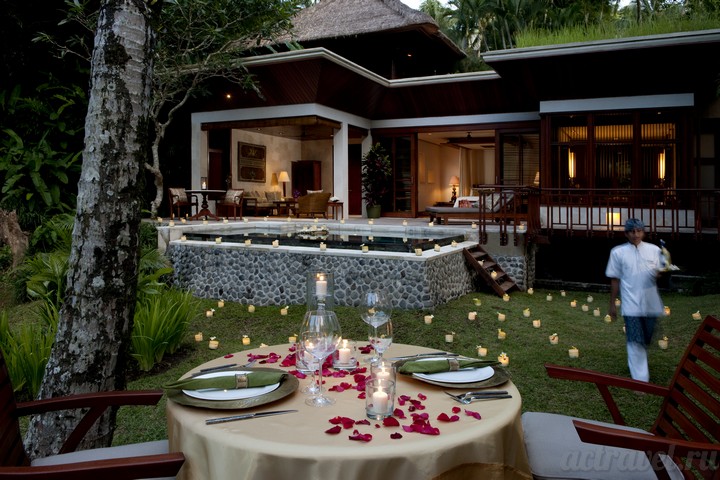 Романтический ужин на вилле. Отель Four Seasons Resort Bali at Sayan