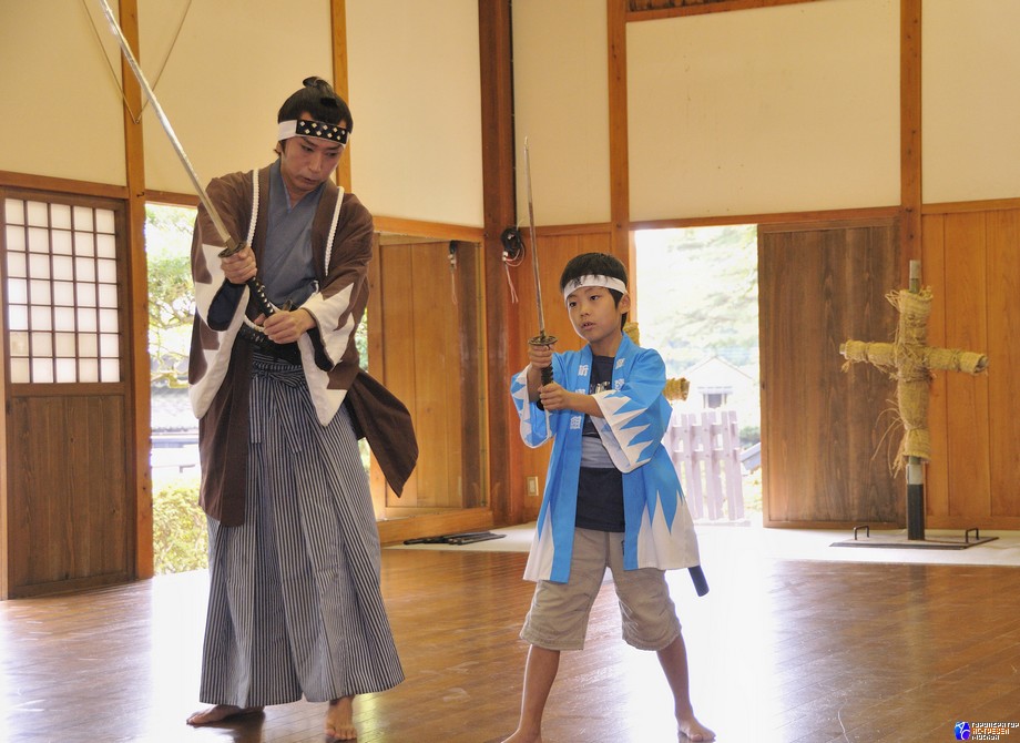 Преподавание кэндо — искусства владения японским мечом в Эдомура