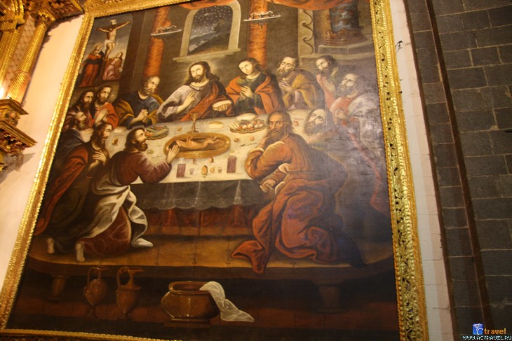 Тур в Перу. Христианство по-южноамерикански: на столе перед Спасителем жертвенная морская свинка.
