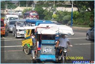 Трайсикл - мотоцикл с большой пассажирской коляской и джипни - маршрутное такси, полуджип-полуавтобус - наиболее распространенные, яркие и экзотичные виды общественного транспорта на Филиппинах 