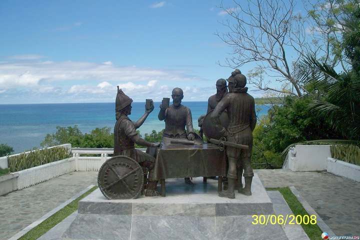 Памятник, посвященный заключению соглашения между Мигелем Легаспи и Дату Сикатуной, г. Тагбиларан, о. Бохол, Филиппины