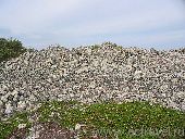 Каменные горки-пирамидки на Большом Заяцком острове. Видимо древние погребения.