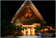 Главный вход ночью. Отель The Pearl South Pacific, Фиджи.