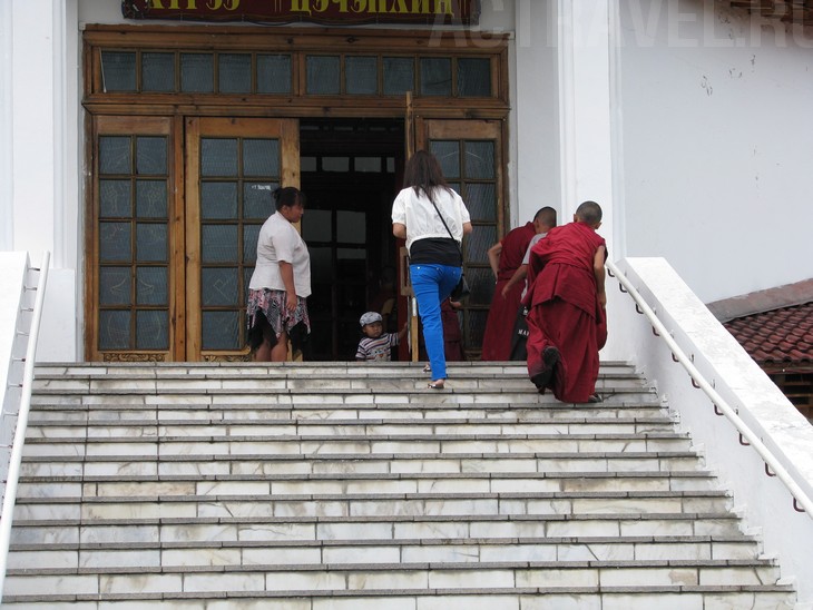 Ко входу в храм ведет лестница