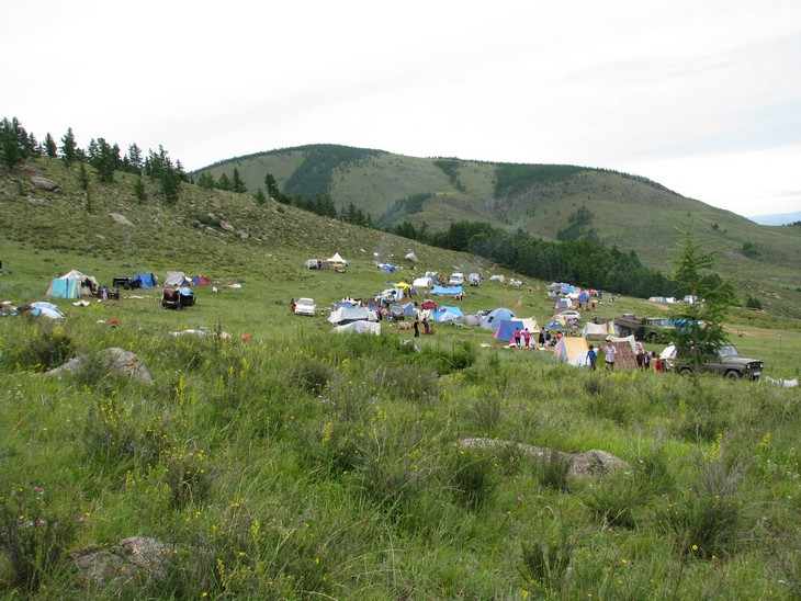 Лагерь перед источниками Шивилиг: здесь и палатки, и юрты, и тенты у машин, и деревянные домики...
