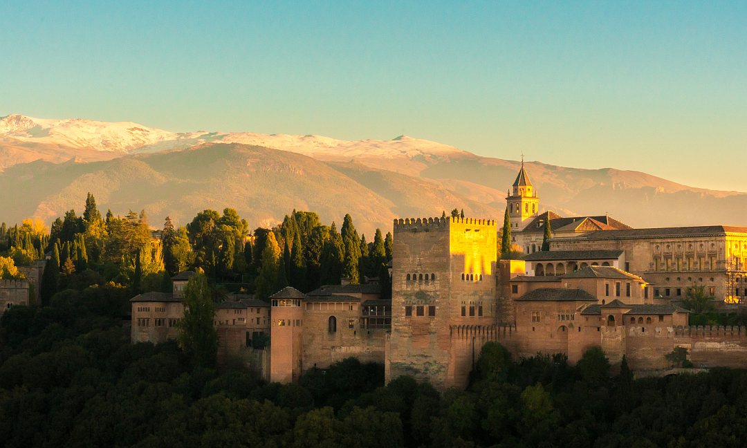 Общий вид дворца Альгамбра в Гранаде