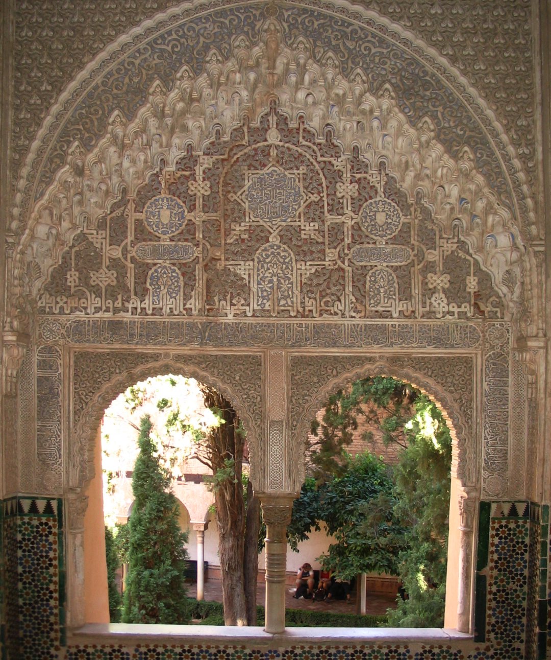 Мавританская резьба Альгамбры. Мирадор Дарача — крытый балкон зала Двух сестер, выходящий во дворик Линдараха