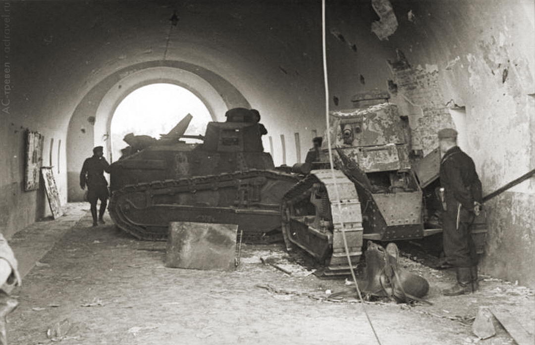 1939 г. Брестская крепость. Польские танки, оборонявшие ворота