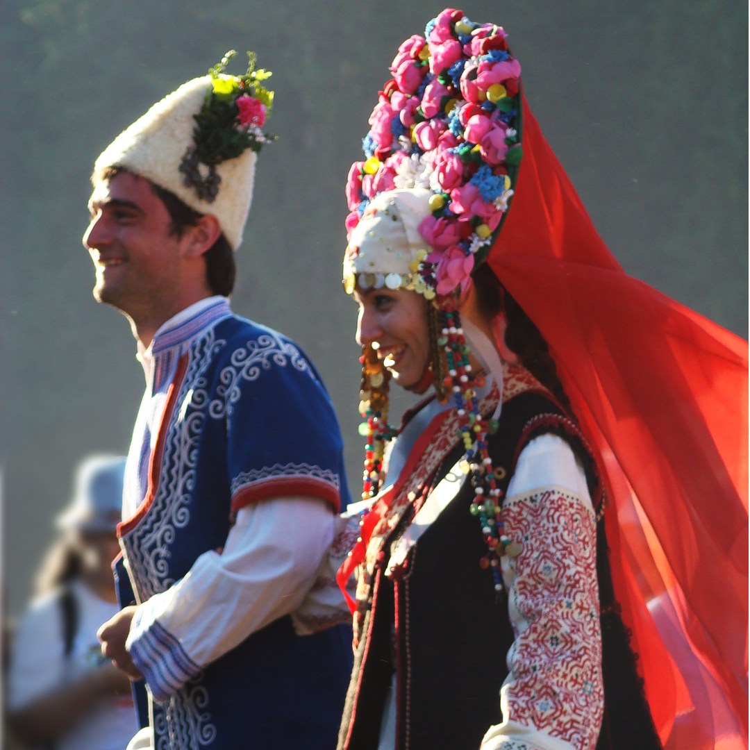 Мужской и женский болгарский костюм