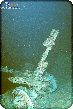 Рэк-дайвинг в лагуне Трук (Чуук). Легкое орудие на палубе корабля Ниппо Мару