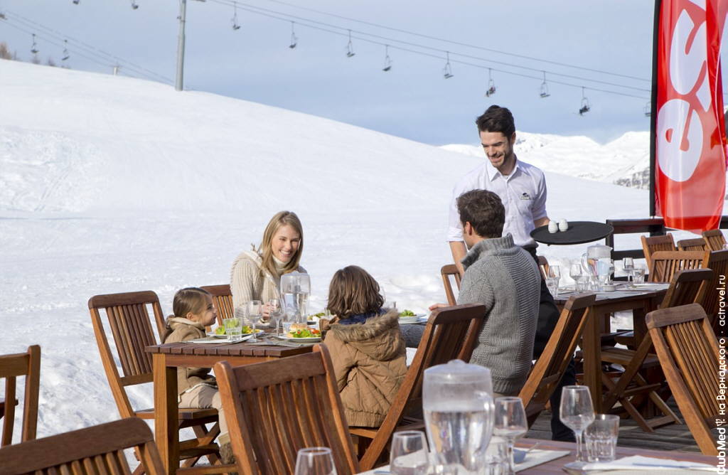 Обслуживание на свежем воздухе в ресторане курорта Club Med Aime La Plagne