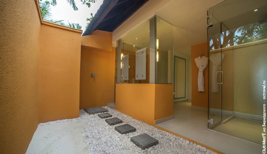 Открытый душ в номере Делюкс на курорте Club Med Kani