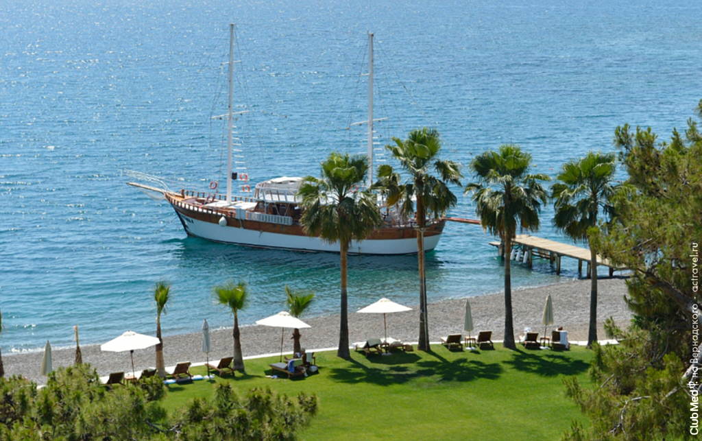 Прогулочный корабль в городке Club Med Palmiye
