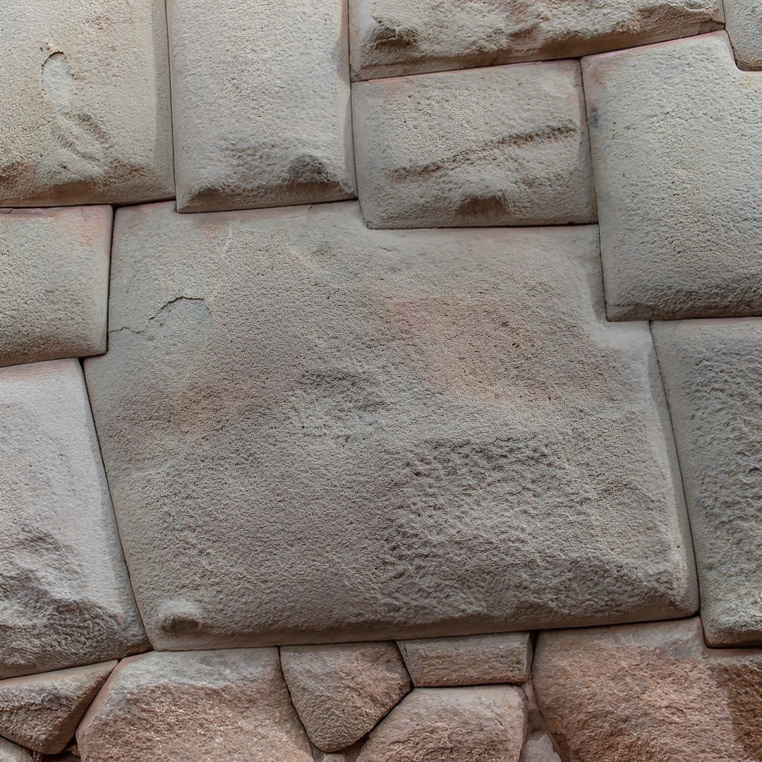 Двенадцатиугольный камень в кладке стены дворца архиепископа Куско