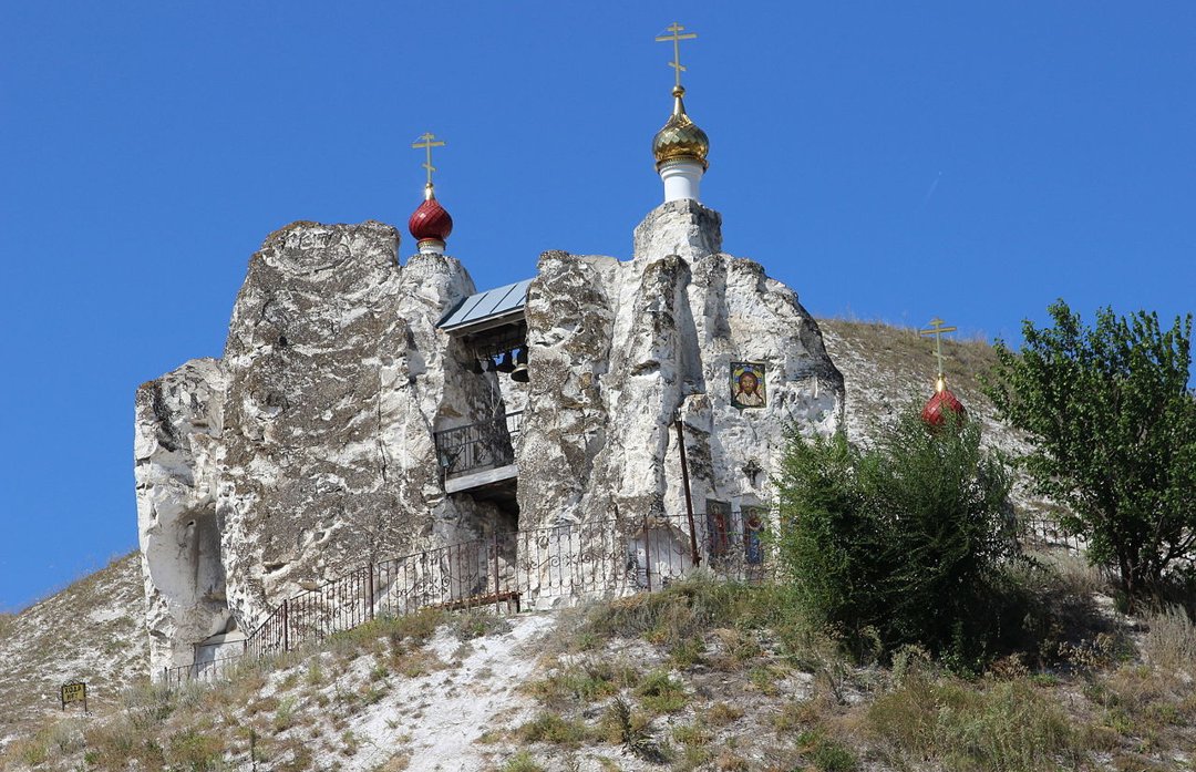 Пещерный Спасский храм Костомаровского монастыря