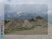 Вот и вершина горы Мусса-Ачитара. Разные источники называют разную высоту, чаще всего, 3012 м, но это не верно, это только высота площадки последней очереди канатки. Ближе к истине что-то вроде 3168 м. Кстати, где-то за спиной, километрах в 65 скрыт облаками Эльбрус, Самая высокая точка России и Европы, если включать Кавказ в Европу (5642 м).
 Отдых в Домбае летом