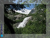 Алибек — один из наиболее мощных и молодых водопадов Домбая. Появился где-то в кон. 1-й пол. XX в. со смещением ледника. Отдых в Домбае летом
