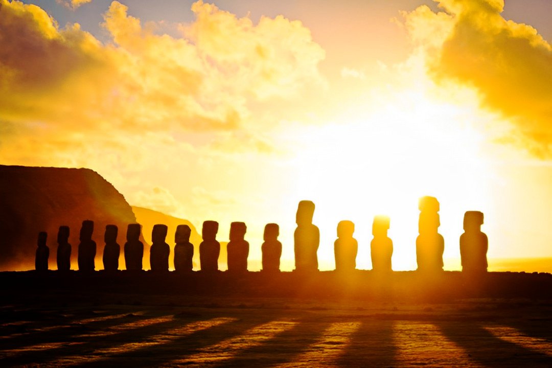 Солнце за истуканами-моаи, установленными на Аху-Тонгарики