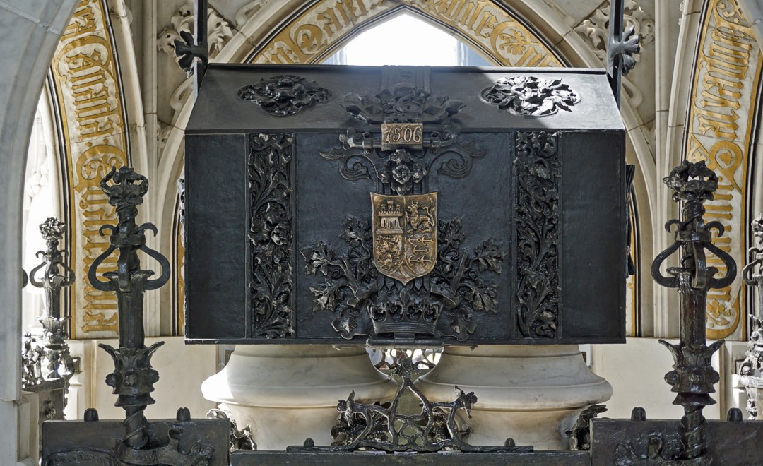 Собственно «гроб» с останками мореплавателя, личным гербом и датой смерти