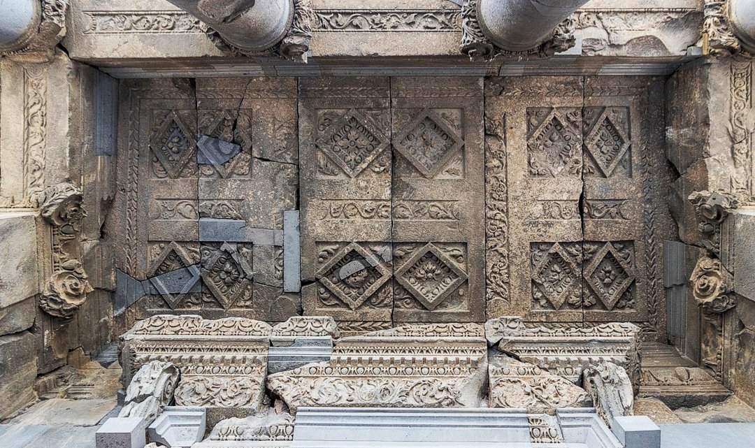 Храм Гарни, потолочный орнамент