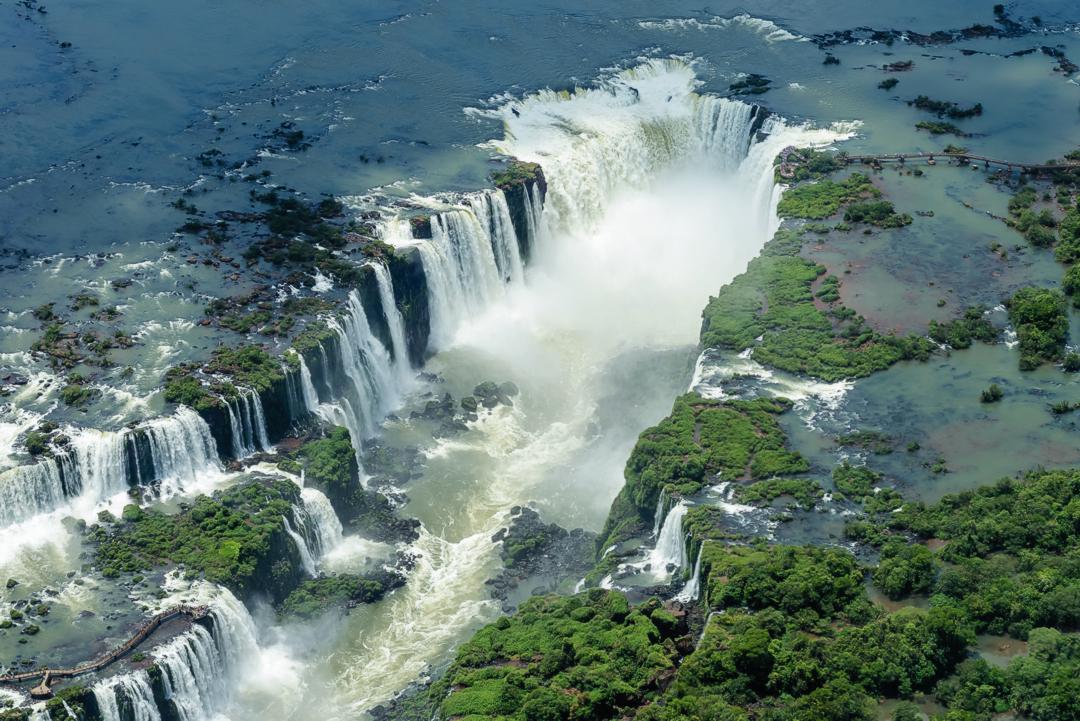 Вид на водопады Игуасу с высоты птичьего полета