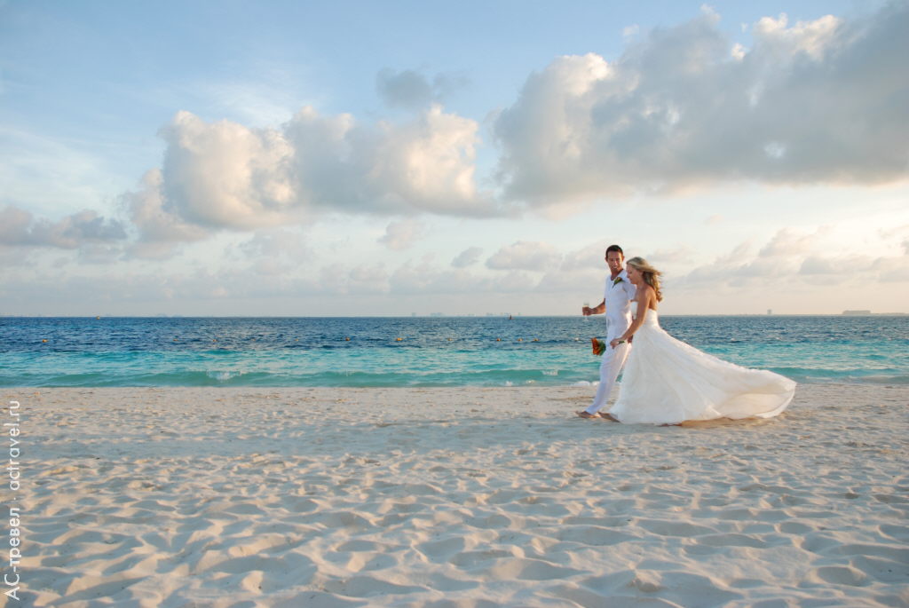 Свадебная фотография на пляже острова Женщин
