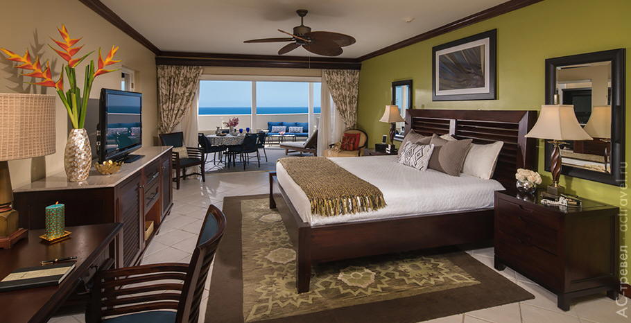 Спальня номера категории Caribbean Oceanview Penthouse One Bedroom Concierge Suite (OP) в отеле Beaches Ocho Rios