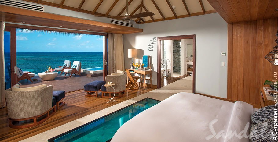 Номер Over the Water Private Island Butler Villa with Infinity Pool в отеле Sandals Royal Caribbean