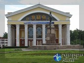Перед зданием театра стоит памятник Кирову. Путешествие по Карелии.