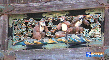 Резное панно с изображение трех обезьян