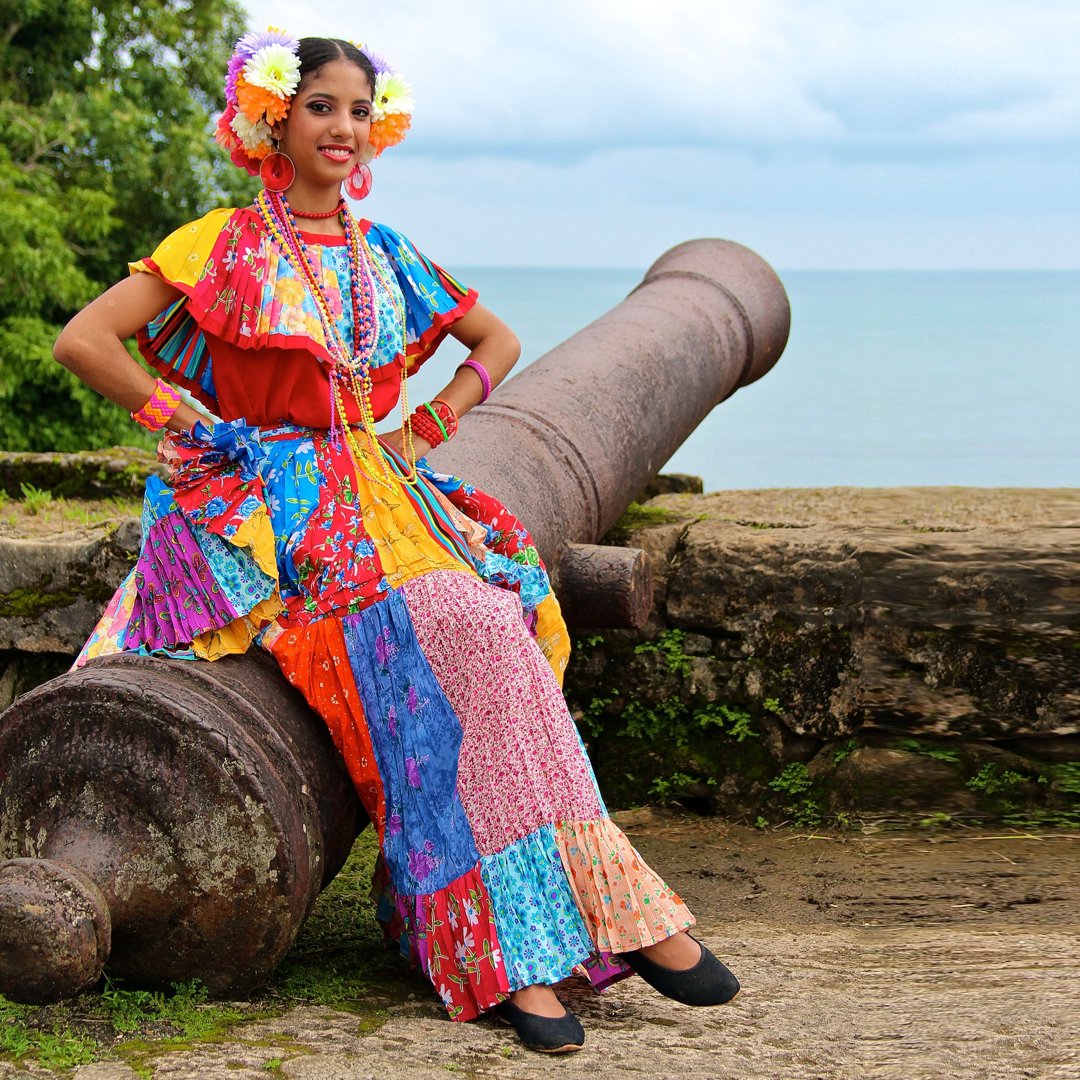 Девушка в панамском национальном костюме