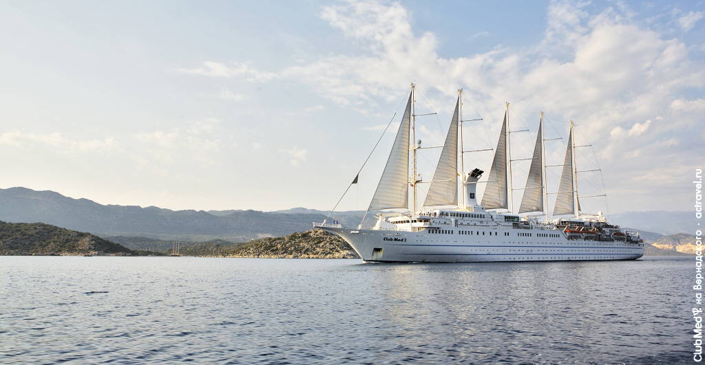 Круизный лайнер—парусник Club Med 2 В Средиземноморье