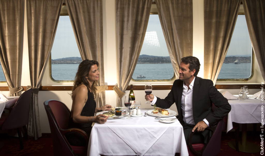 Ресторан на круизном лайнере—паруснике Club Med 2