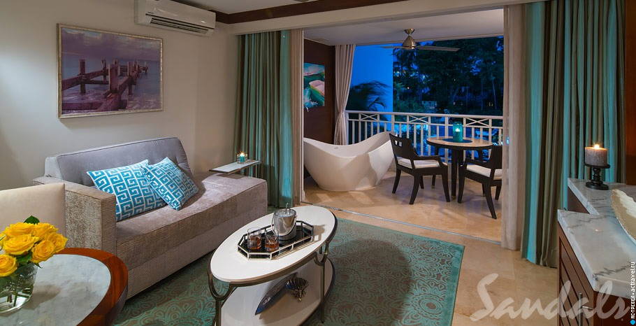 Номер Crystal Lagoon One Bedroom Butler Honeymoon Suite with Balcony Tranquility Soaking Tub в отеле Sandals Barbados