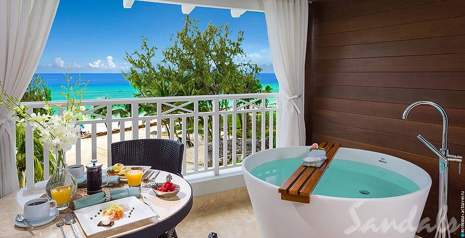 Номер Beachfront Club Level Suite with Balcony Tranquility Soaking Tub в отеле Sandals Barbados