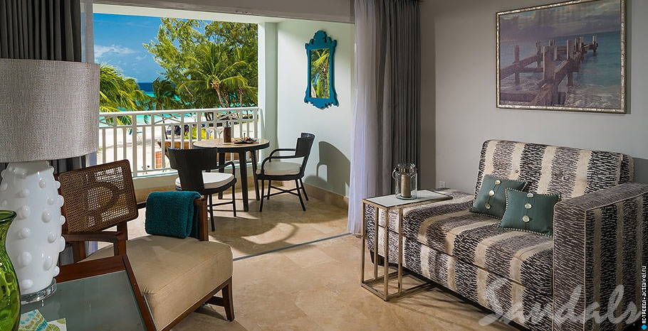 Номер Beachfront Club Level Suite в отеле Sandals Barbados